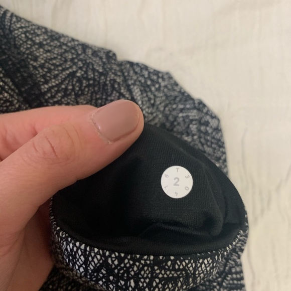 Lululemon pattern legging - Picture 4 of 4